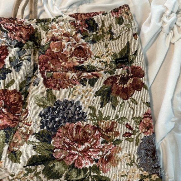 PacSun Floral Capris with Drawstring - Picture 3 of 8